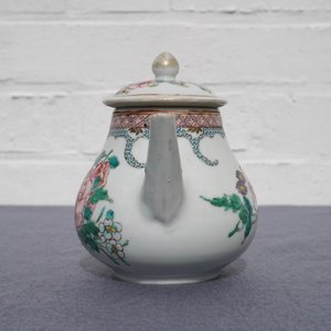 Een Chinese famille rose theepot met deksel met fijn floraal decor, Yongzheng — foto 8