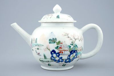 Een Chinese famille rose theepot met deksel met fijn landschapsdecor, Qianlong, 18e eeuw
