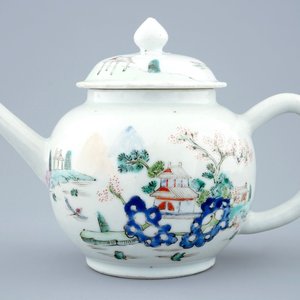 Een Chinese famille rose theepot met deksel met fijn landschapsdecor, Qianlong, 18e eeuw — foto 1
