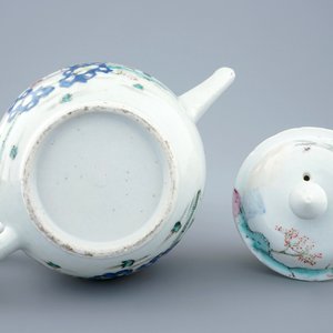 Een Chinese famille rose theepot met deksel met fijn landschapsdecor, Qianlong, 18e eeuw — foto 2