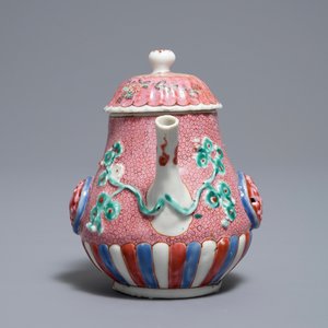 Een Chinese famille rose theepot met deksel met floraal reliëfdecor, Yongzheng — foto 2