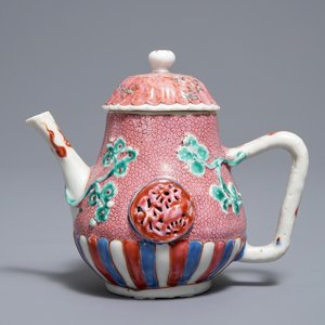 Een Chinese famille rose theepot met deksel met floraal reliëfdecor, Yongzheng — foto 3