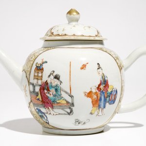 Een Chinese famille rose theepot met deksel met mandarijns decor, Qianlong — foto 2