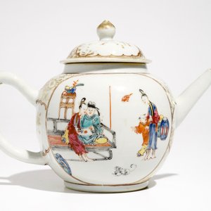 Een Chinese famille rose theepot met deksel met mandarijns decor, Qianlong — foto 4