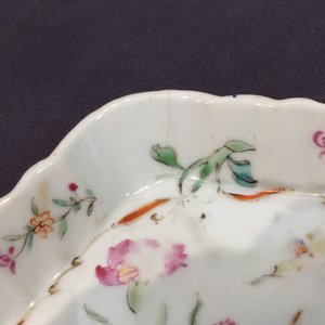 Een Chinese famille rose theepot met deksel op onderschotel, Qianlong, 18e eeuw — foto 7