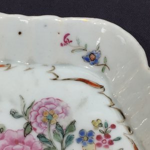 Een Chinese famille rose theepot met deksel op onderschotel, Qianlong, 18e eeuw — foto 10