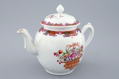 Een Chinese famille rose theepot met deksel, Qianlong, 18e eeuw