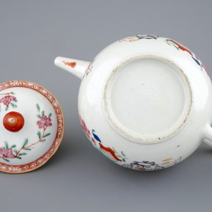 Een Chinese famille rose theepot met deksel, Qianlong, 18e eeuw — foto 6