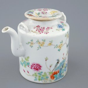 Een Chinese famille rose theepot met deksel, Xianfeng merk en periode — foto 1