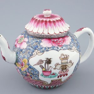 Een Chinese famille rose theepot met deksel, Yongzheng, 1723-1735 — foto 1