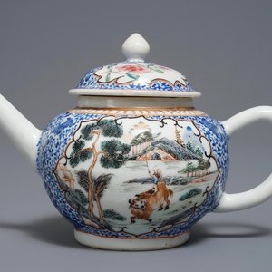 Een Chinese famille rose theepot met deksel, Yongzheng — foto 1