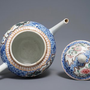 Een Chinese famille rose theepot met deksel, Yongzheng — foto 5