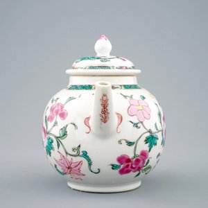 Een Chinese famille rose theepot met deksel, Yongzheng/Qianlong — foto 3