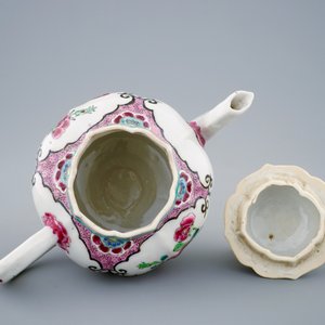 Een Chinese famille rose theepot met deksel, Yongzheng/Qianlong — foto 4