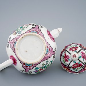 Een Chinese famille rose theepot met deksel, Yongzheng/Qianlong — foto 5