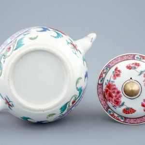 Een Chinese famille rose theepot met deksel, Yongzheng/Qianlong — foto 3
