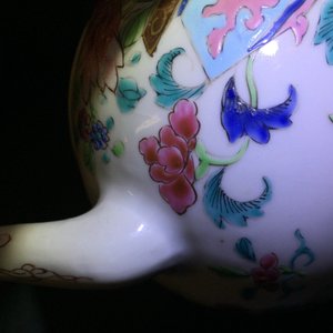 Een Chinese famille rose theepot met deksel, Yongzheng/Qianlong — foto 7