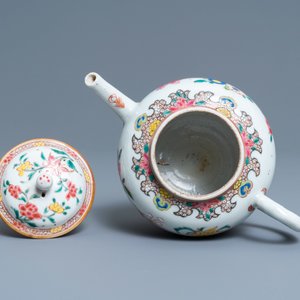 Een Chinese famille rose theepot met deksel, Yongzheng/Qianlong — foto 6