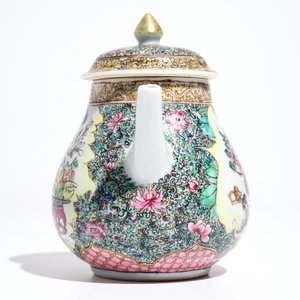 Een Chinese famille rose theepot met deksel, Yongzheng — foto 2