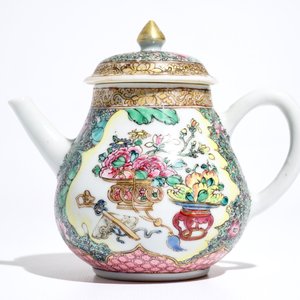 Een Chinese famille rose theepot met deksel, Yongzheng — foto 3