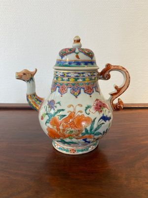 Een Chinese famille rose theepot met drakentuit, Yongzheng/Qianlong — foto 1