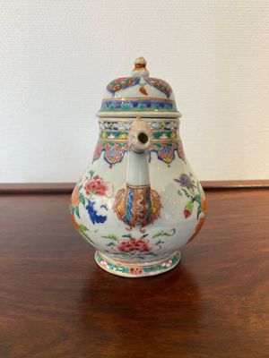 Een Chinese famille rose theepot met drakentuit, Yongzheng/Qianlong — foto 2