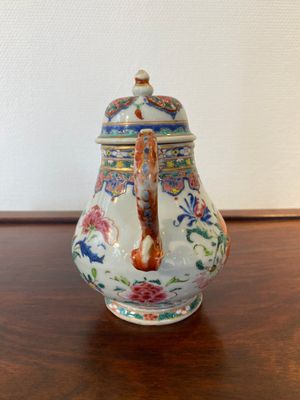 Een Chinese famille rose theepot met drakentuit, Yongzheng/Qianlong — foto 4