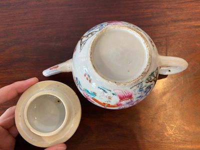 Een Chinese famille rose theepot met een dame en een kind in een tuin, Qianlong — foto 6