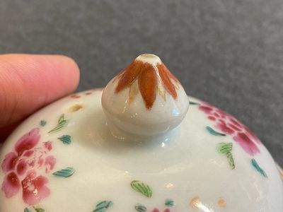 Een Chinese famille rose theepot met een dame en een kind in een tuin, Qianlong — foto 8