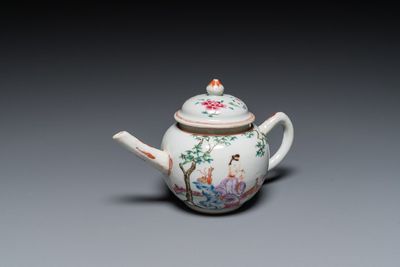 Een Chinese famille rose theepot met een dame en een kind in een tuin, Qianlong