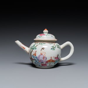 Een Chinese famille rose theepot met een dame en een kind in een tuin, Qianlong — foto 2