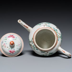Een Chinese famille rose theepot met een dame en een kind in een tuin, Qianlong — foto 6