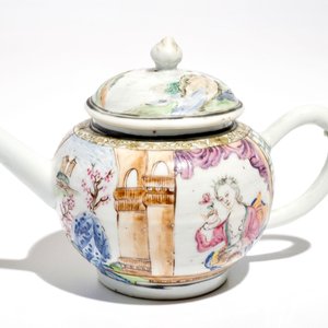 Een Chinese famille rose theepot met een dame met hondje, Yongzheng — foto 7