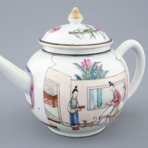 Een Chinese famille rose theepot met een tuinscène, Yongzheng, 1723-1735 — foto 1
