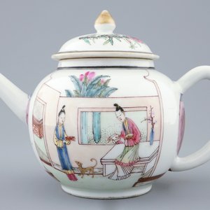 Een Chinese famille rose theepot met een tuinscène, Yongzheng, 1723-1735 — foto 2