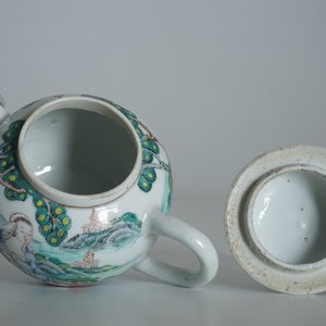 Een Chinese famille rose theepot met erotische voorstelling, Qianlong — foto 12