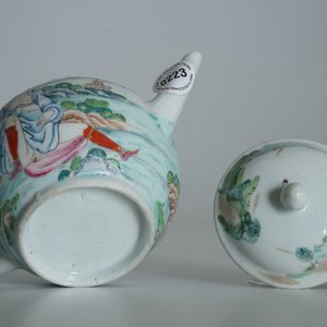 Een Chinese famille rose theepot met erotische voorstelling, Qianlong — foto 13