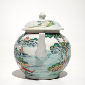 Een Chinese famille rose theepot met erotische voorstelling, Qianlong — foto 4