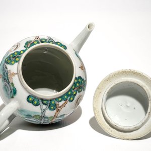 Een Chinese famille rose theepot met erotische voorstelling, Qianlong — foto 5