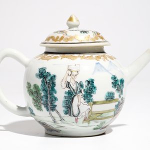 Een Chinese famille rose theepot met erotische voorstelling, Qianlong — foto 3