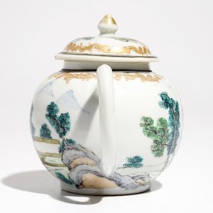 Een Chinese famille rose theepot met erotische voorstelling, Qianlong — foto 4