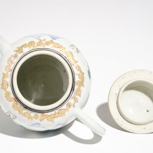 Een Chinese famille rose theepot met erotische voorstelling, Qianlong — foto 5