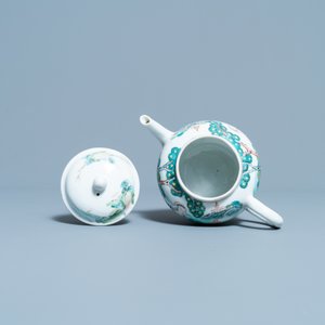 Een Chinese famille rose theepot met erotische voorstelling, Yongzheng — foto 6