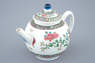 Een Chinese famille rose theepot met Europese overdecoratie, Qianlong, 18e eeuw