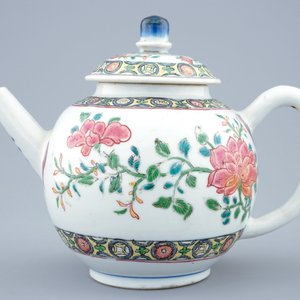 Een Chinese famille rose theepot met Europese overdecoratie, Qianlong, 18e eeuw — foto 2