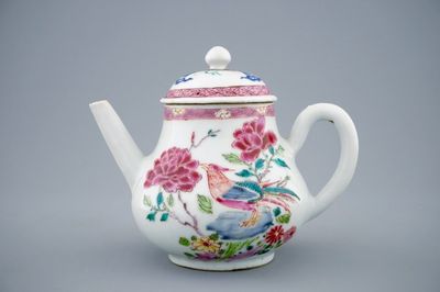 Een Chinese famille rose theepot met fazanten, Yongzheng, 1723-1735