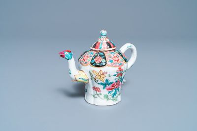 Een Chinese famille rose theepot met fenikstuit, Yongzheng