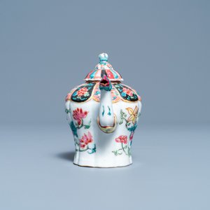 Een Chinese famille rose theepot met fenikstuit, Yongzheng — foto 5