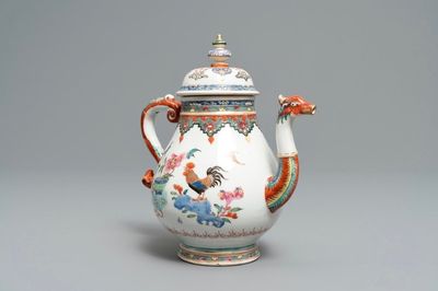 Een Chinese famille rose theepot met feniksvormige tuit, Qianlong