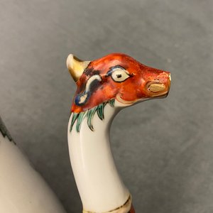 Een Chinese famille rose theepot met feniksvormige tuit, Qianlong — foto 14